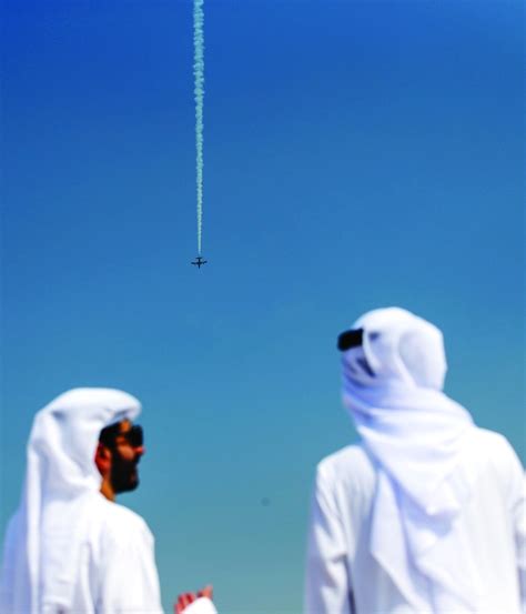 فرسان الإمارات يرحبون بزوار معرض أبوظبي للطيران بطريقتهم الخاصة